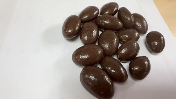 อร่อยอร่อยของช็อคโกแลตเคลือบอัลมอนด์สําหรับเวลาอาหารว่าง