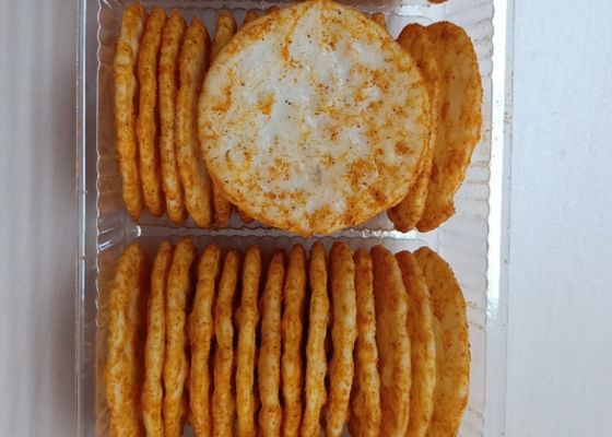 BRC ปลอดจีเอ็มโอข้าวเกรียบอบกรอบย่างบาร์บีคิวของว่างรสชาติเผ็ดและกรอบ